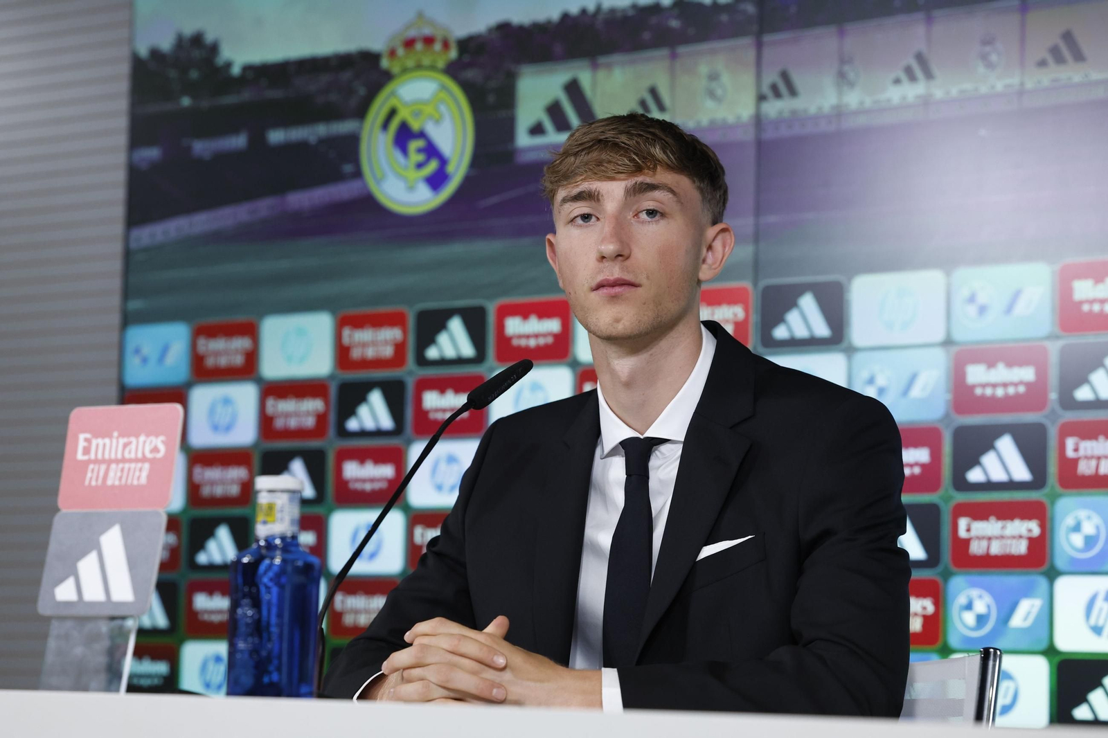 Las fotos del malagueño Dean Huijsen en su presentación con el Real Madrid