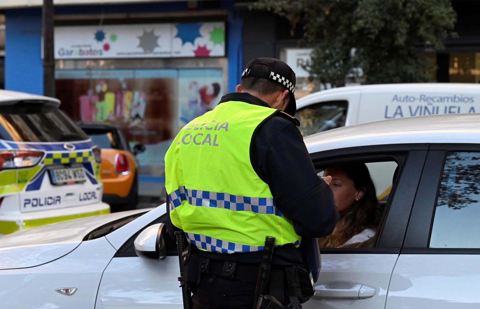 Un agente de la Policía Local, durante un servicio.
