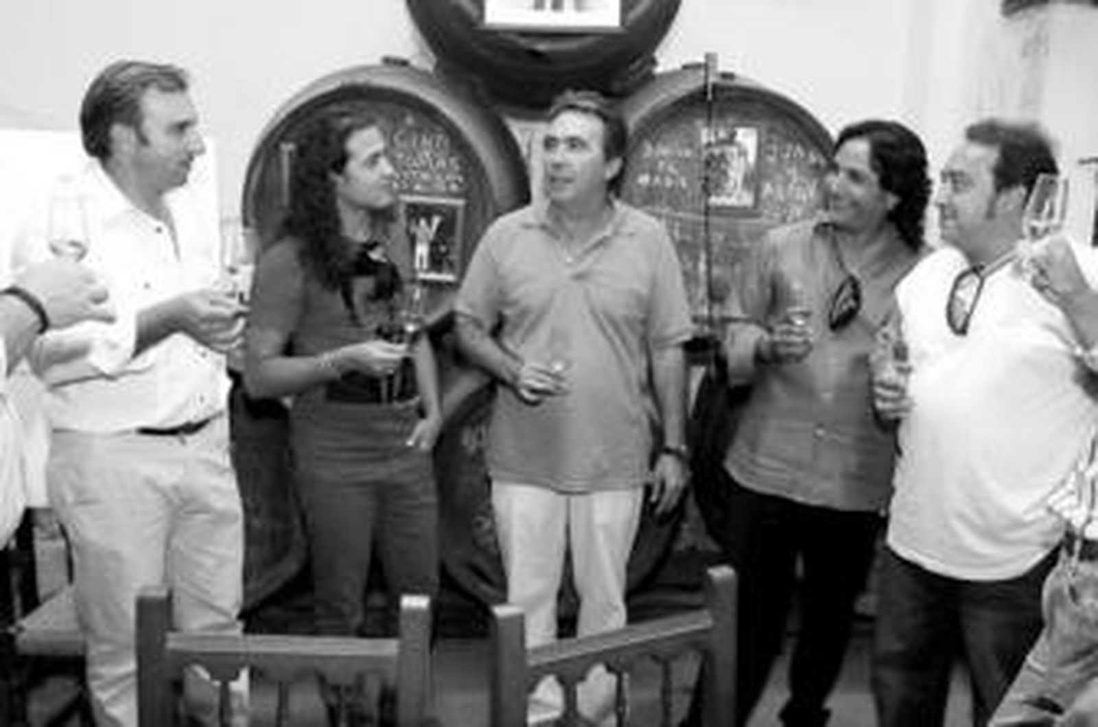 Los artistas paladean una copa de vino chiclanero tras la rueda de prensa celebrada ayer.