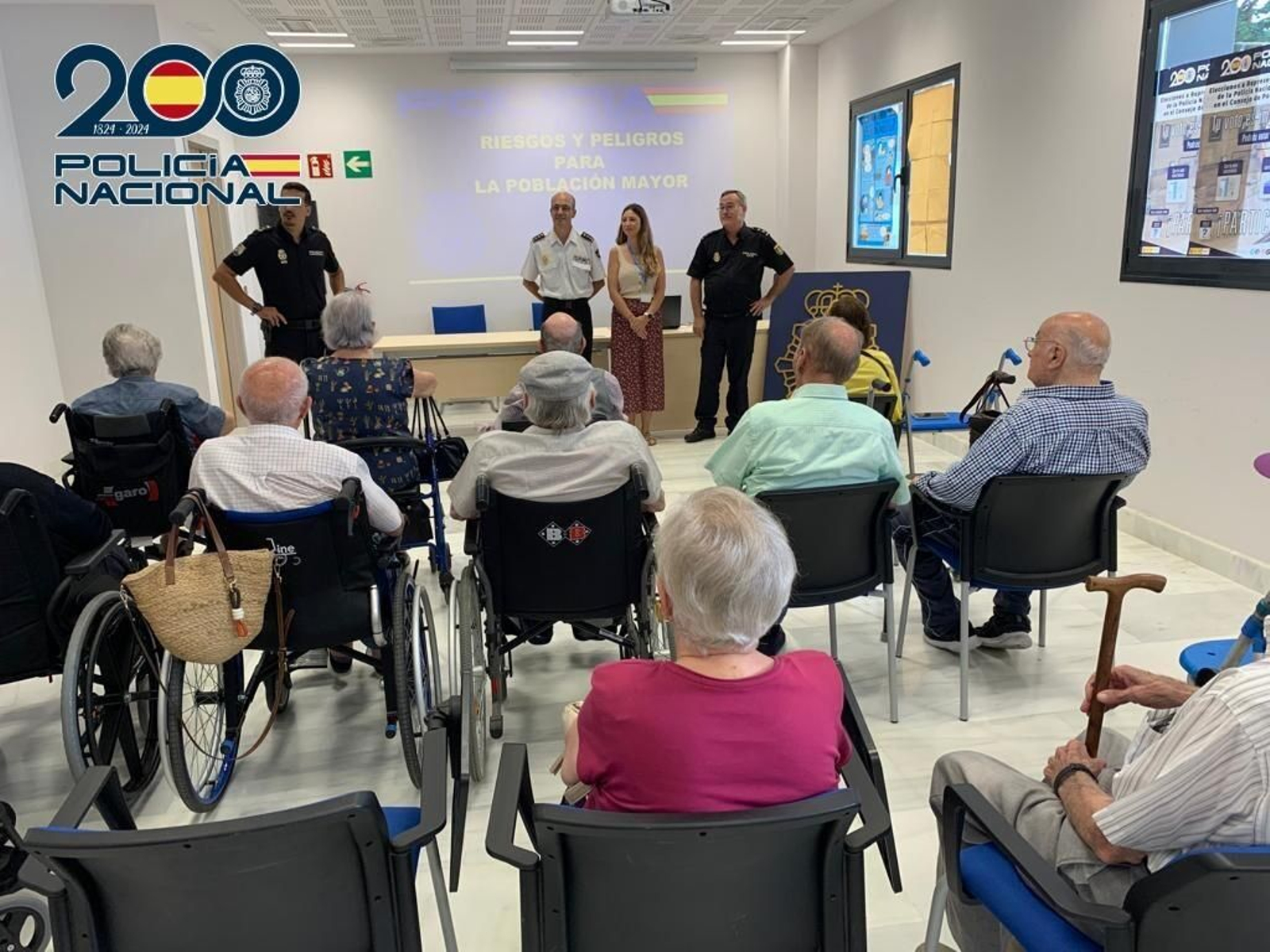 Imagen de una charla de la Policía Nacional de Jerez a personas mayores