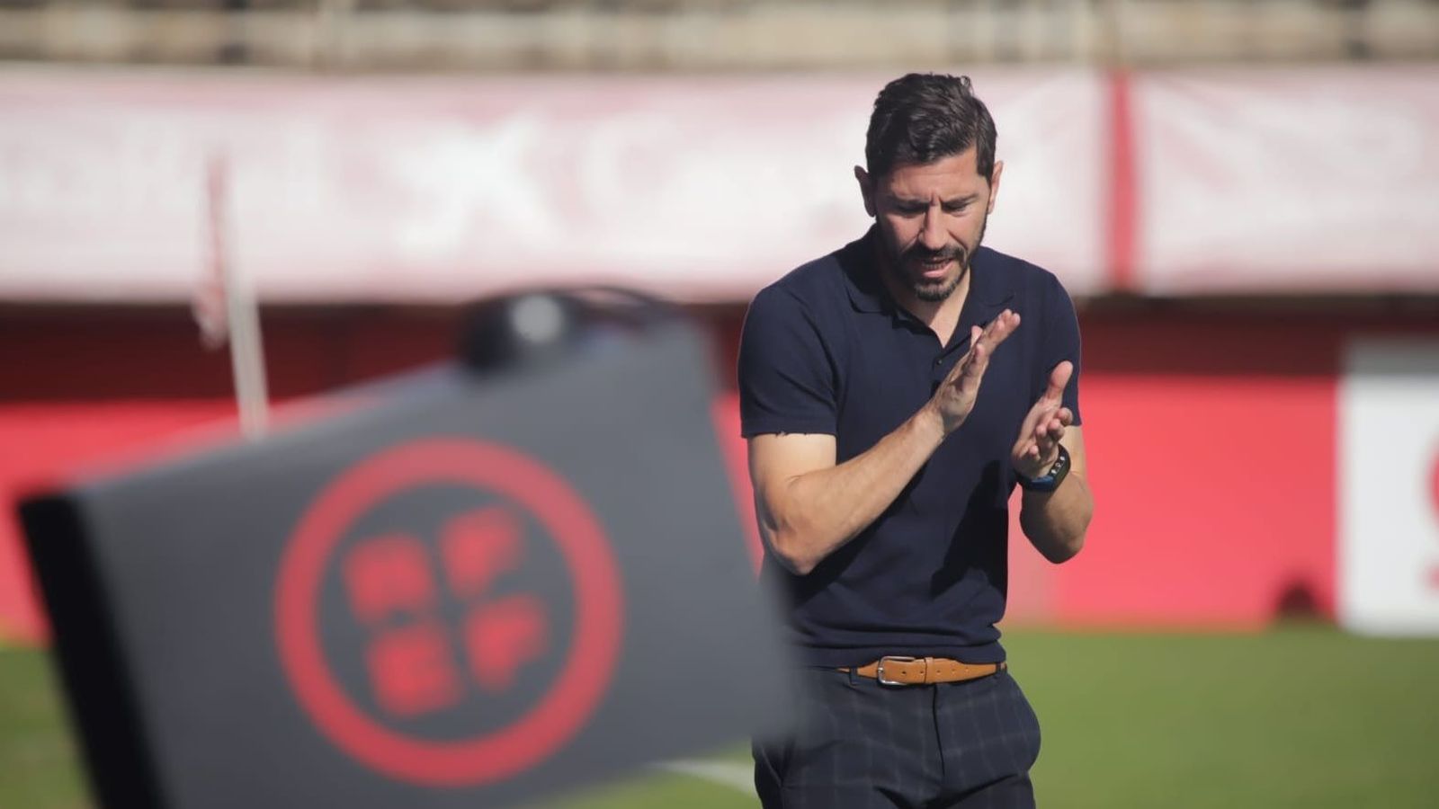 Javi Vázquez aplaude durante el Algeciras-Sanluqueño.