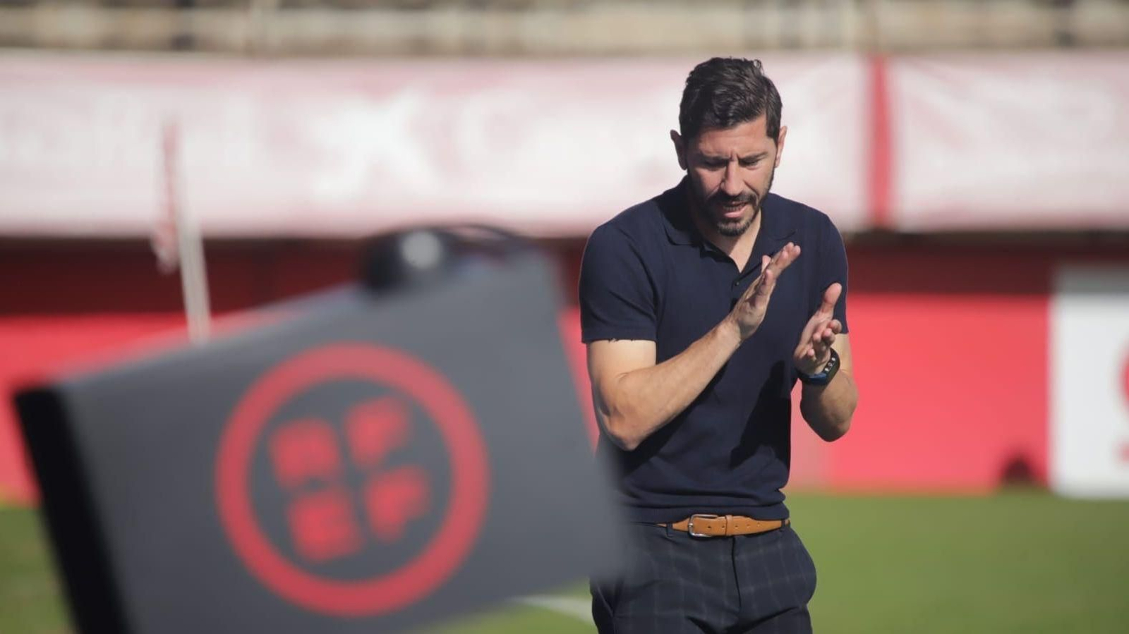 Javi Vázquez aplaude durante el Algeciras-Sanluqueño.