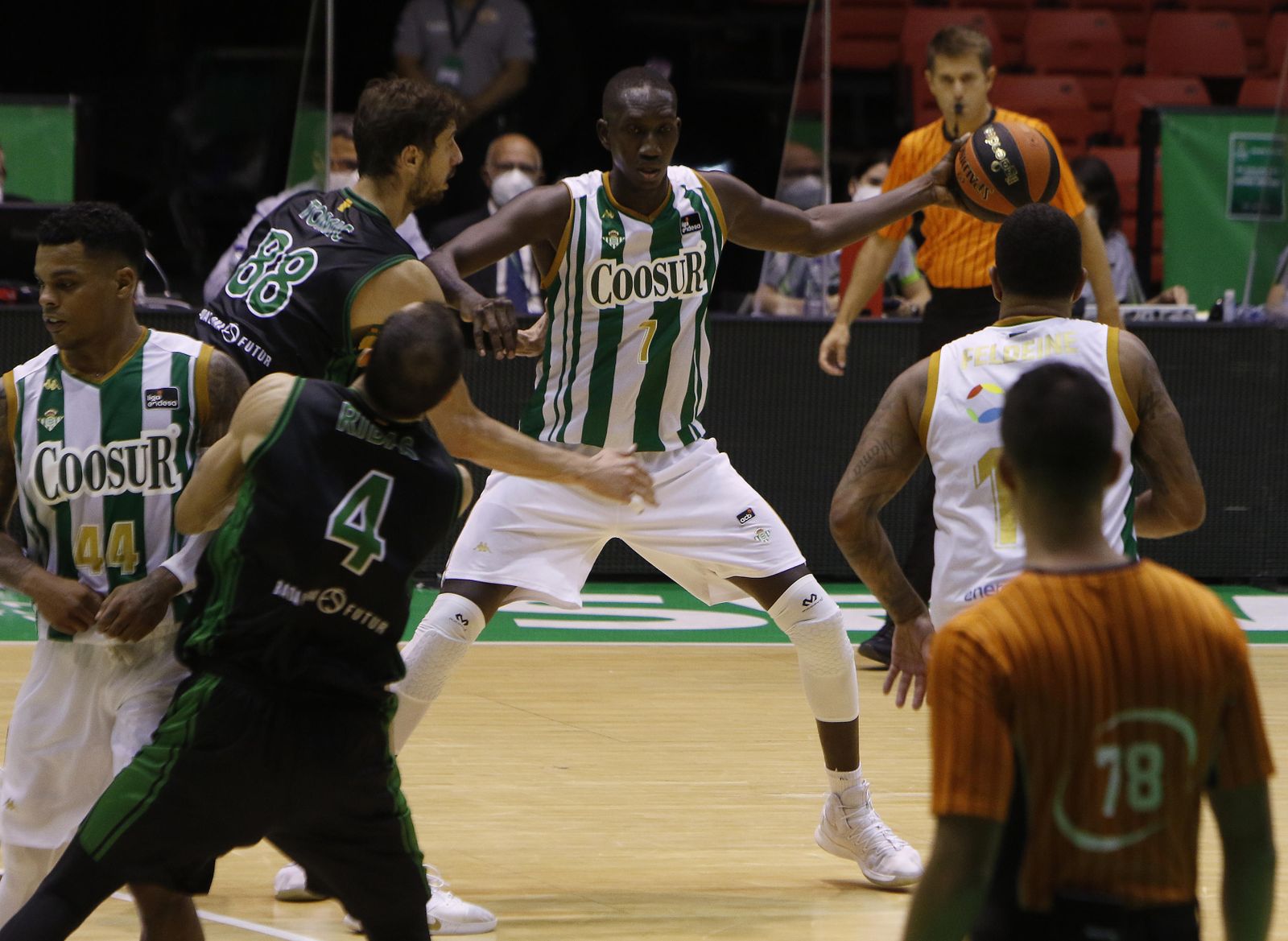 Niang, con el balóne n una mano, trata de zafarse de Tomic.