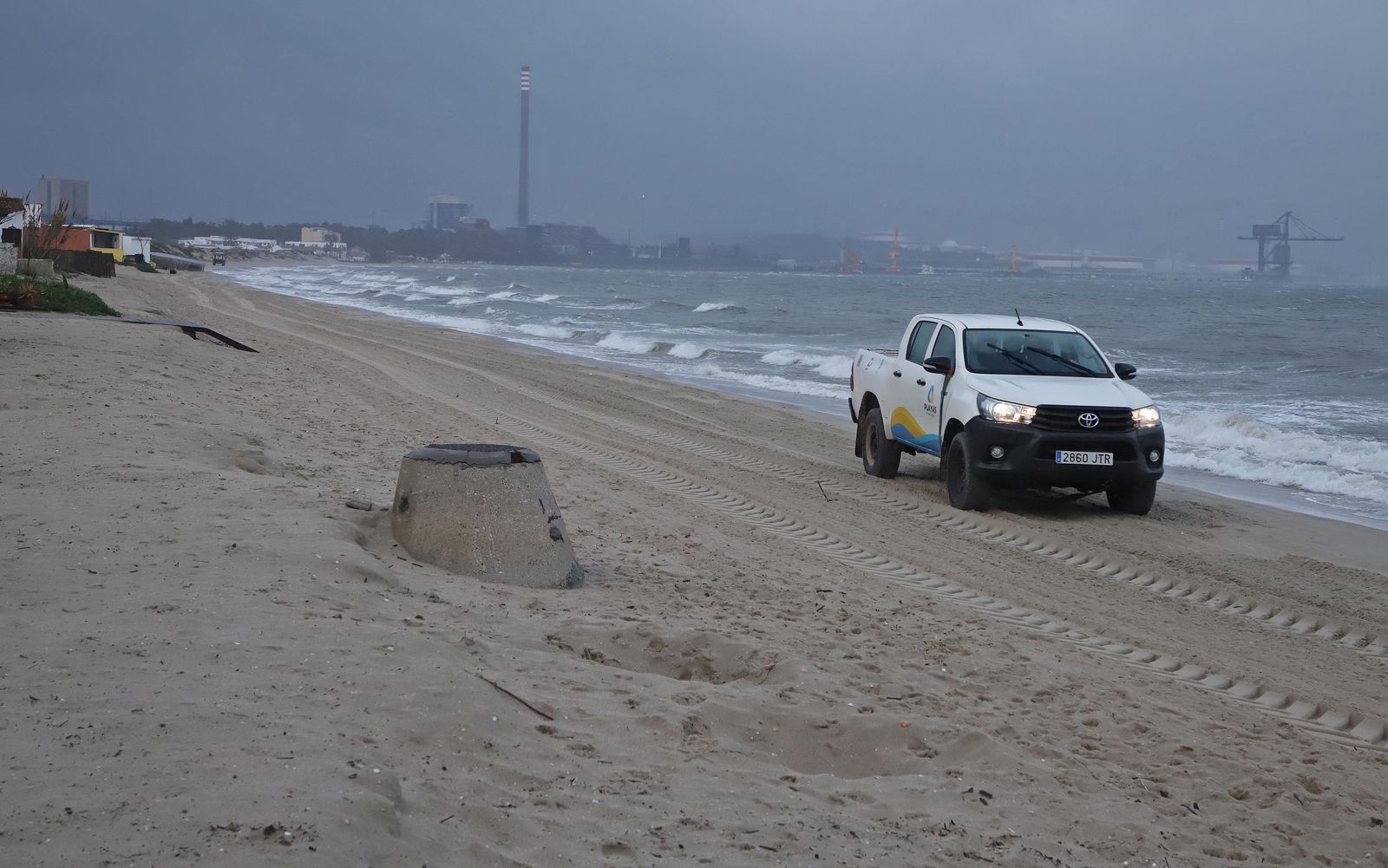 Fotos de la borrasca Joseph: Rachas de 100 km/h cierran el Estrecho y colapsan el Puerto de Algeciras
