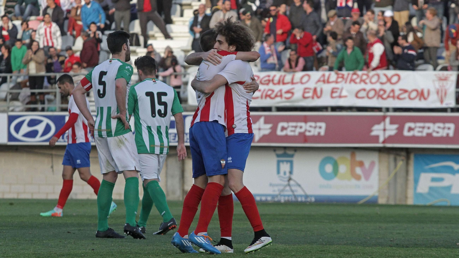 El algecireño Willy se abraza a su compañero en la última vez que el Algeciras ganó al Sanluqueño en el Nuevo Mirador.