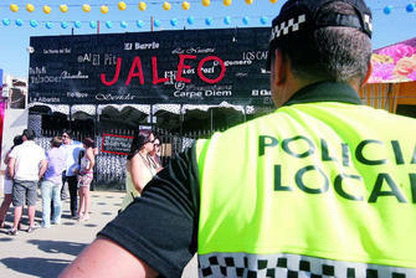 Fachada de la caseta El Jaleo, cerrada por superar el máximo permitido de personas en su interior.