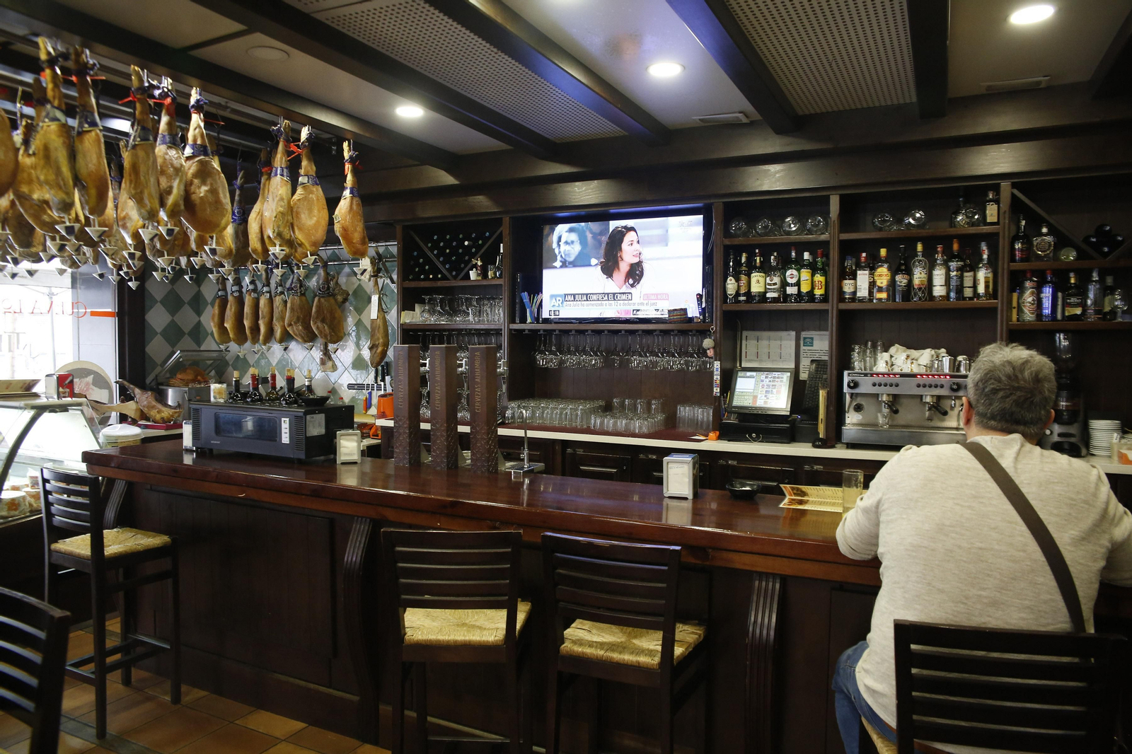 El restaurante La Cueva de los dos Juanes. En pleno Camino de Ronda un lugar estupendo para degustar cocina tradicional.  Además cuenta con una tienda con jamones de Juviles, quesos y chacinas de la provincia.
