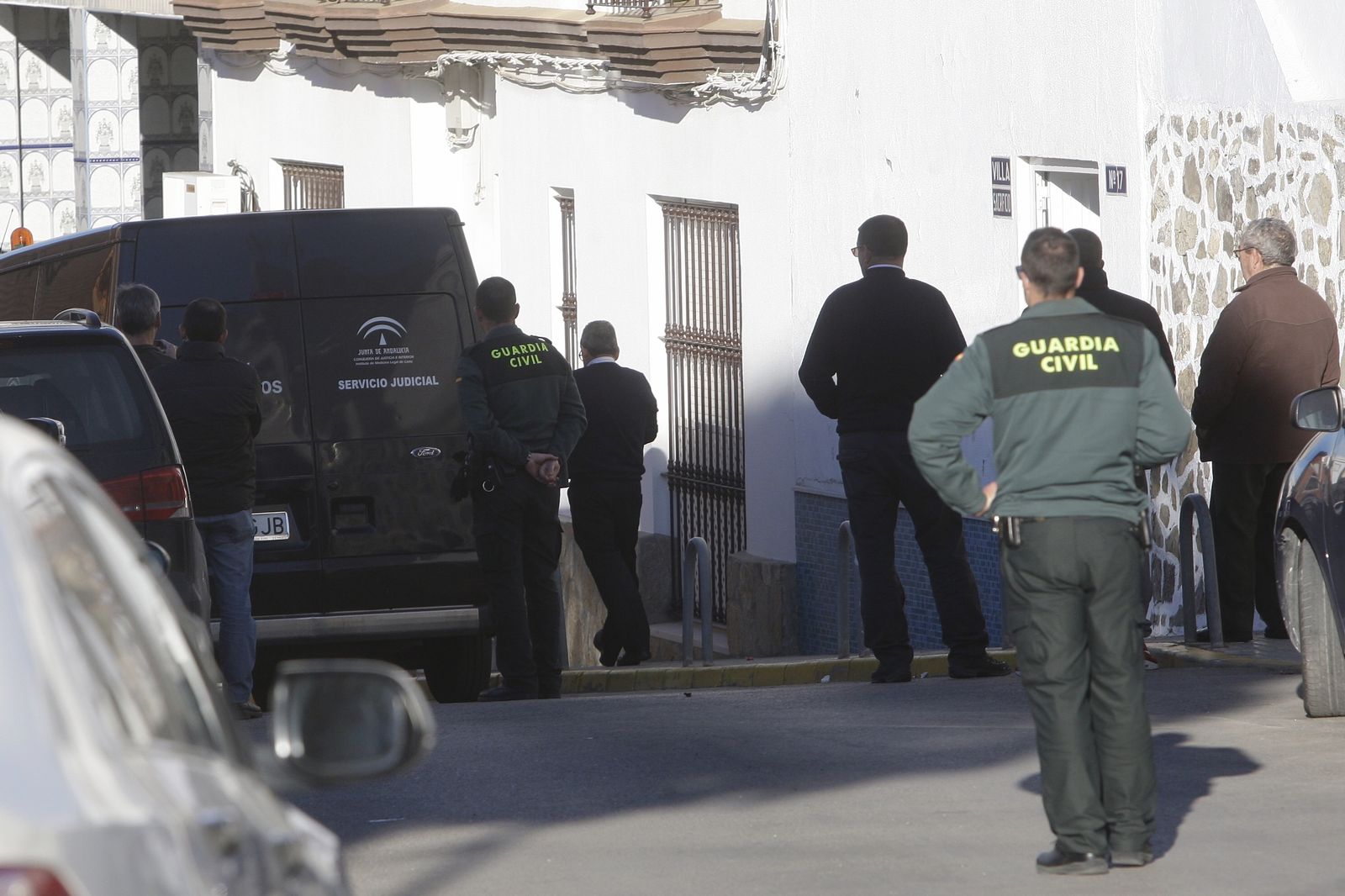 La Guardia Civil y el furgón funerario, ayer frente a la casa donde se produjo el suceso cerca de la ermita de Santa Ana.