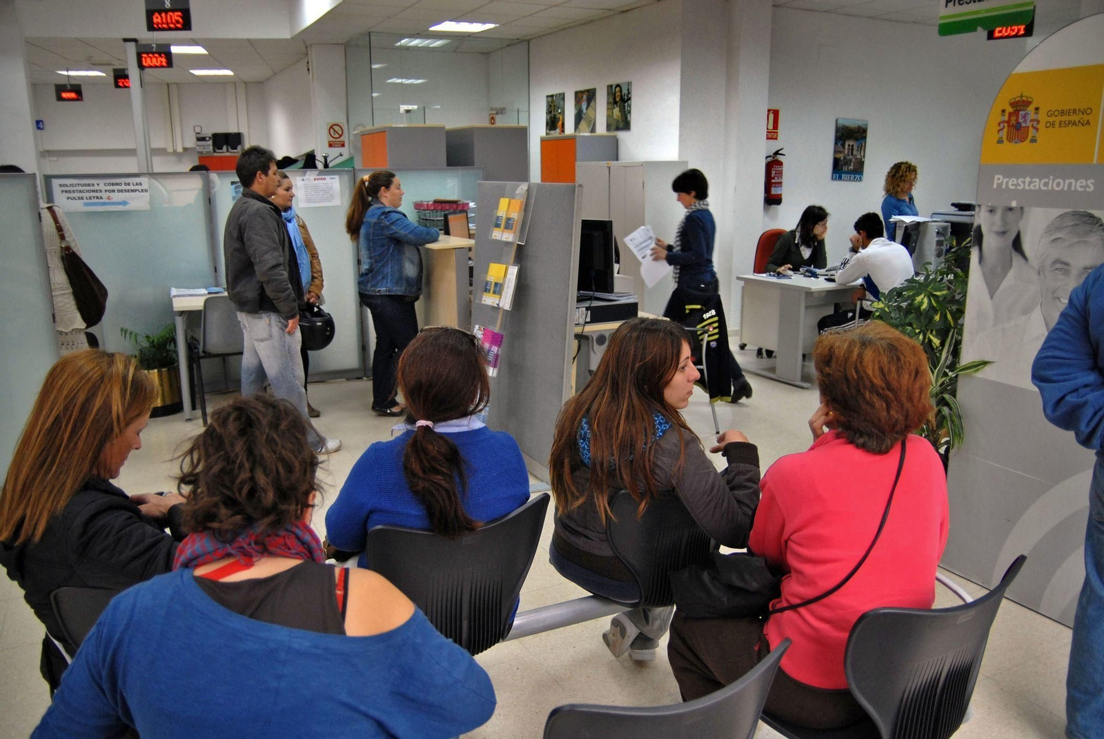 Gente esperando en una oficina de Empleo.