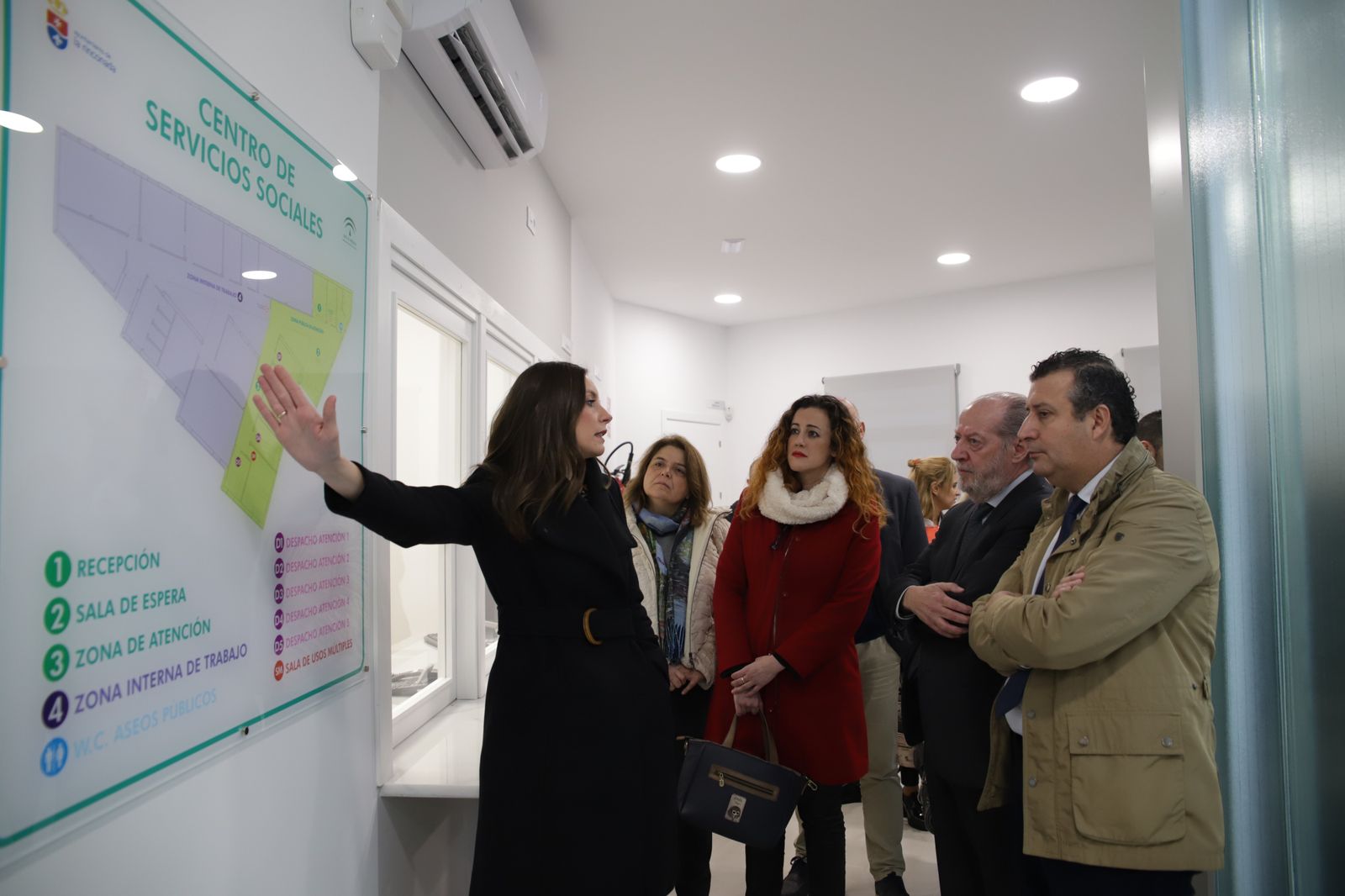 El presidente de la Diputación, junto al alcalde y otros miembros de su equipo, en la visita al nuevo centro de Servicios Sociales.