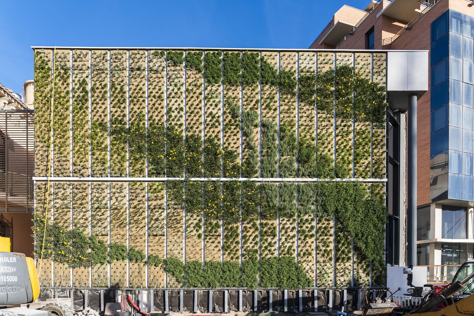 Fotogalería de las obras del Preventorio: el jardín vertical, protagonista de la rehabilitación