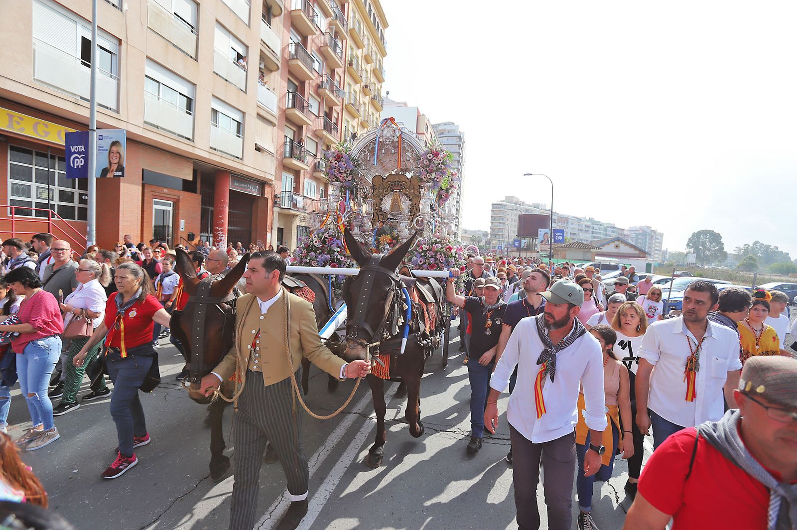 El Rocío 2023: Imágenes de la Hermandad de Emigrantes en su salida de Huelva