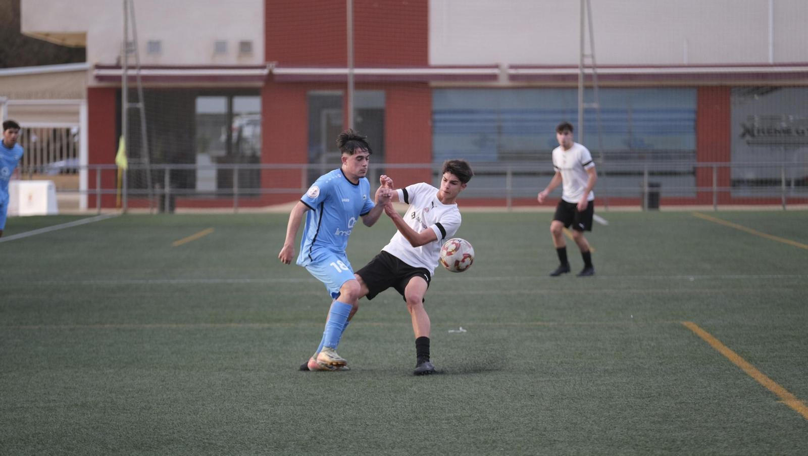 El cañaero Fran Fernández trata de arrebatar el balón a un rival durante el encuentro ante el San Félix de la pasada jornada.
