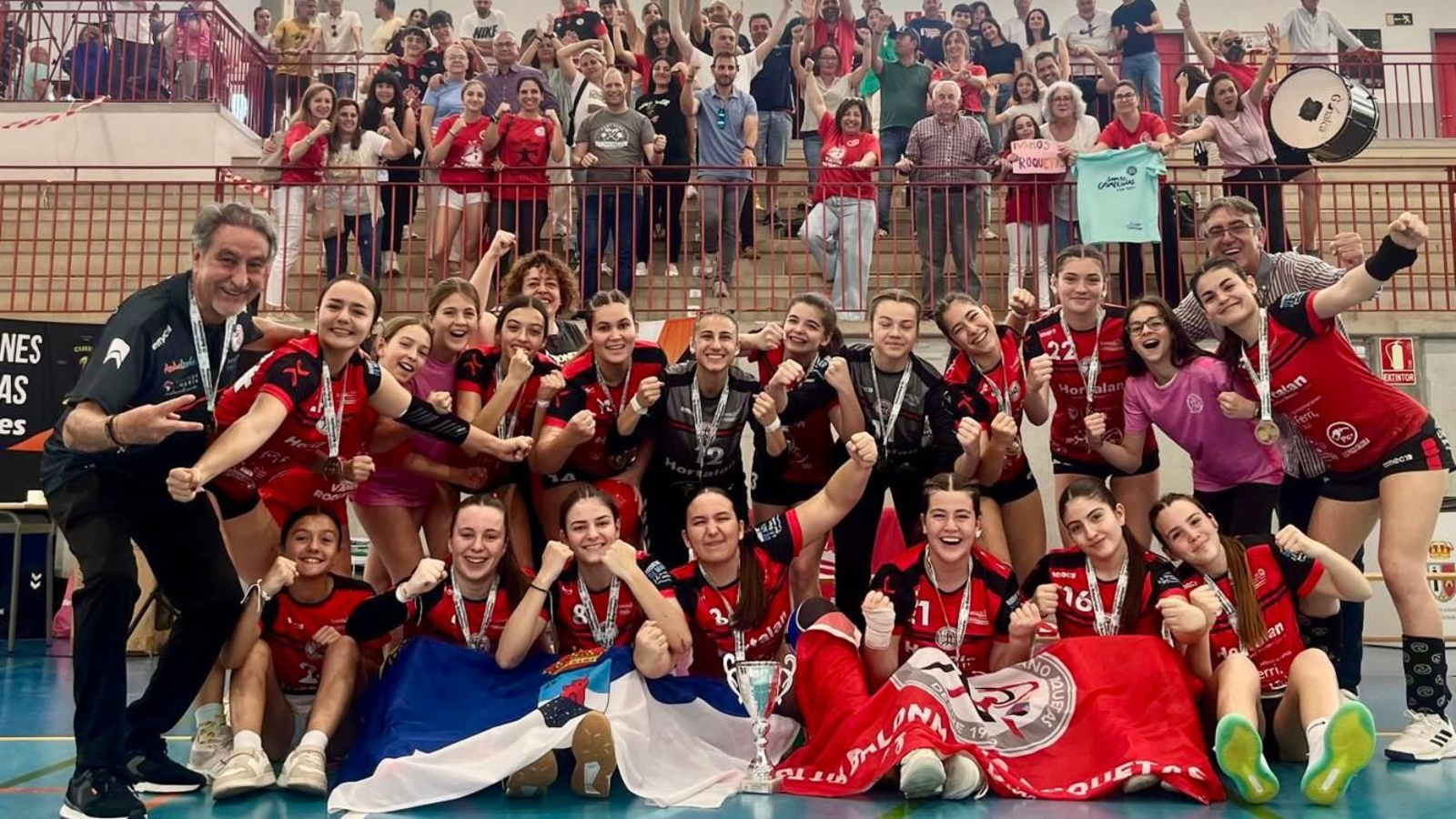 Las jugadoras roqueteras celebran el triunfo autonómico.