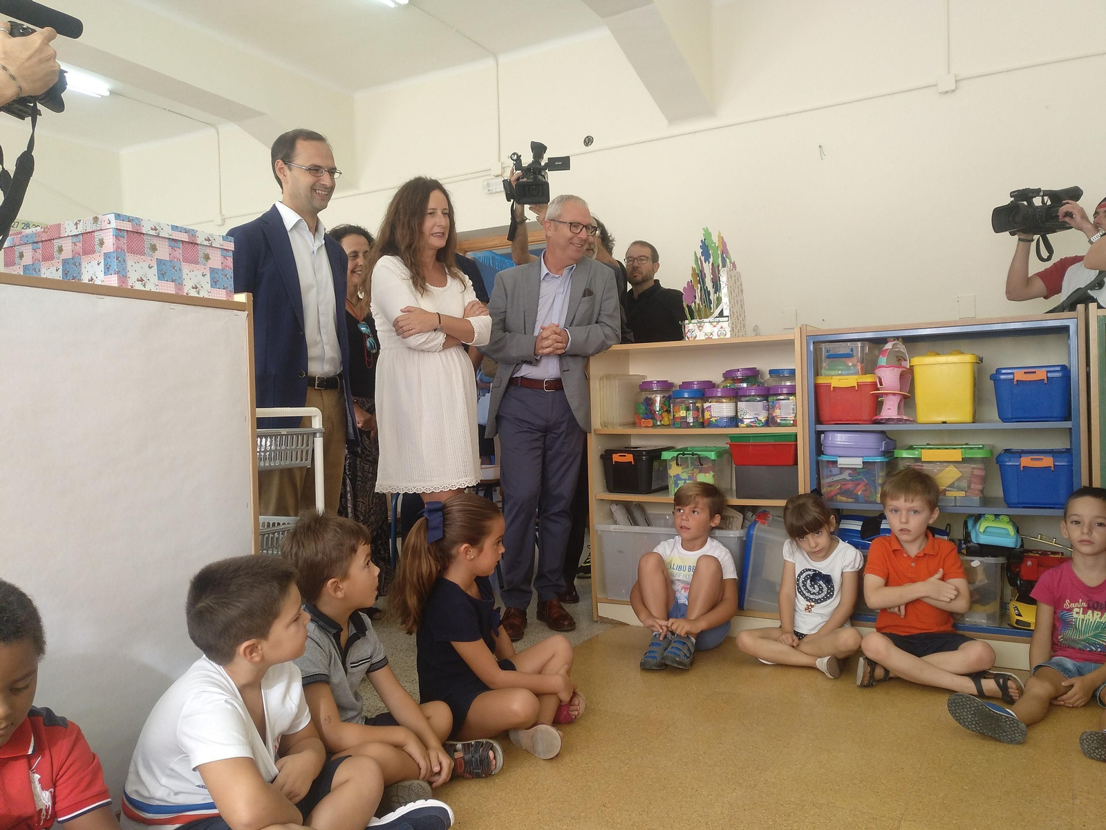 Víctor Mora, Remedios Palma y Juan Luis Belizón, ayer con escolares del colegio El Pino.