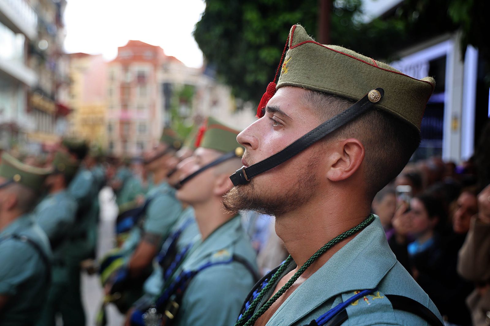 Sábado de Pasión: Imágenes de la procesión del Cristo de la Vera+Cruz portado por el Grupo de Caballería Ligero Acorazado 'Reyes Católicos' II de la Legión de Ronda