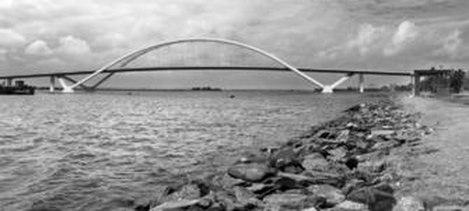 Imagen virtual del futuro puente sobre el Odiel, aunque en su ubicación inicial, que ha sido cambiada a la Punta del Sebo.