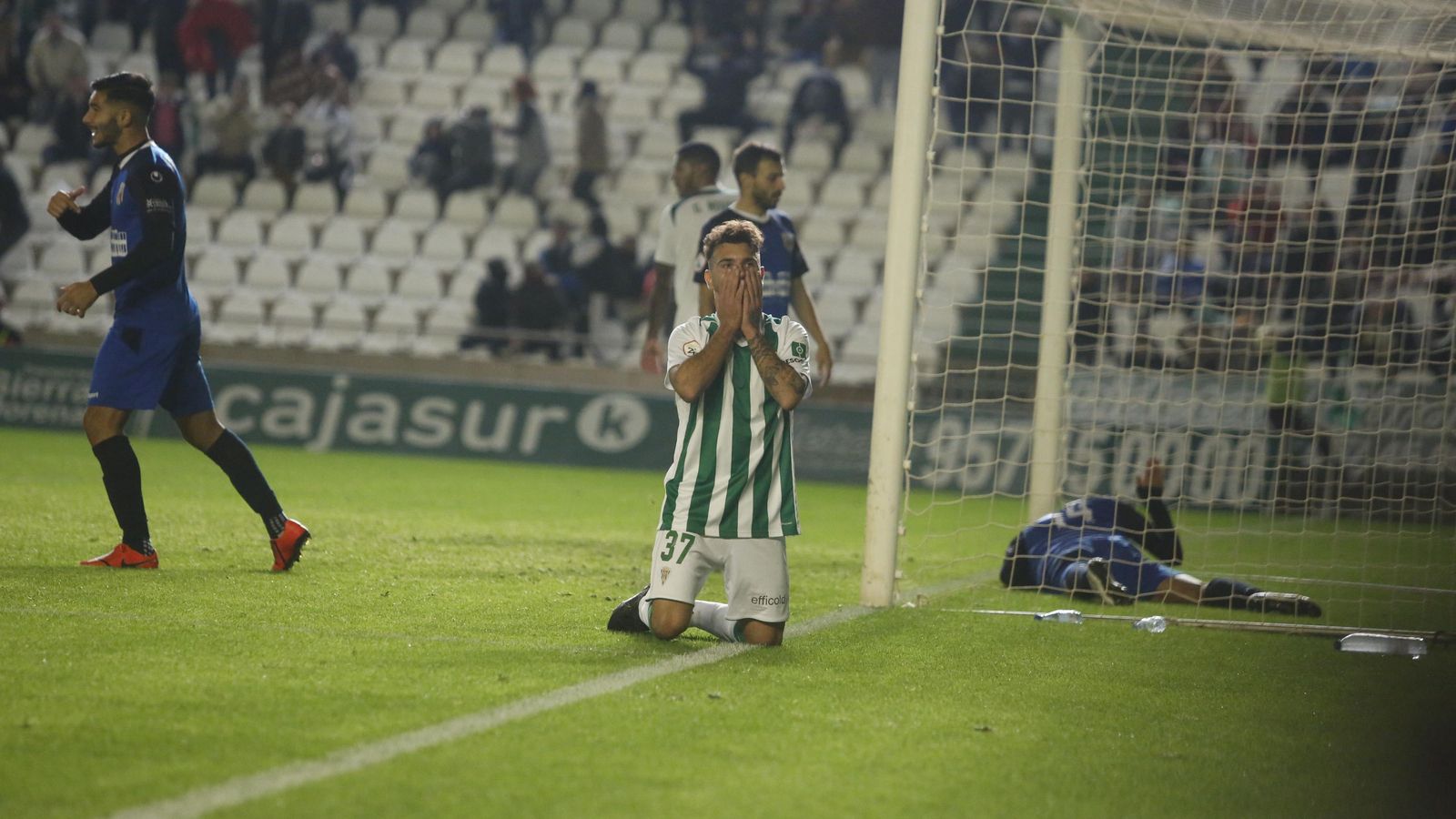 Vera se lamenta tras una clara ocasión fallada.