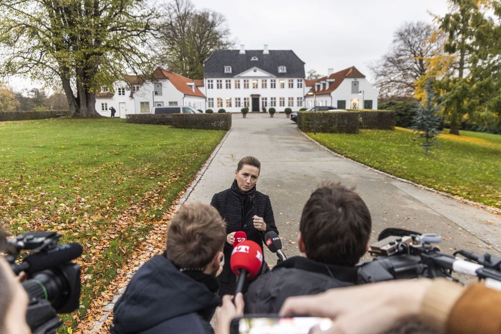 La primera ministra en funciones, Mette Frederiksen, se dirige a la prensa antes de iniciar las negociaciones.