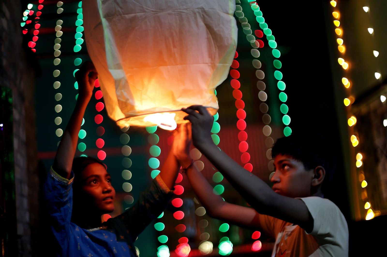 Las preciosas imágenes de la celebración del Diwali en India: un festival de luz y color