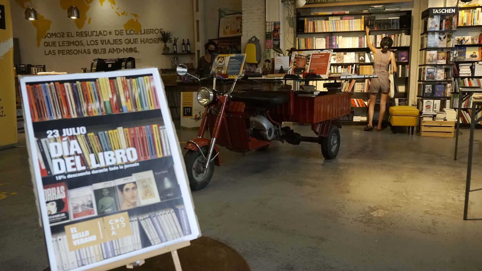 Celebración ayer del atípico Día del Libro de verano en Sevilla. En la imagen, Caótica.