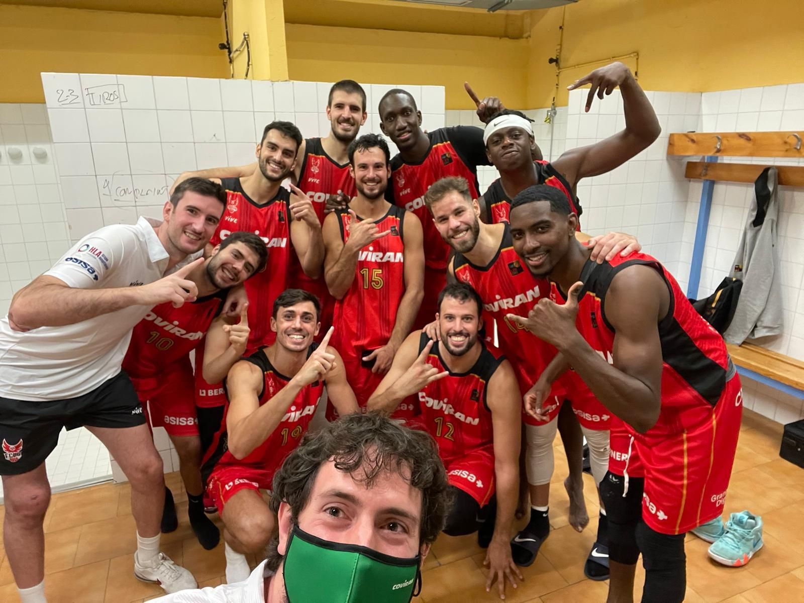 Los jugadores del Covirán Granada celebran la victoria en el vestuario tras el choque
