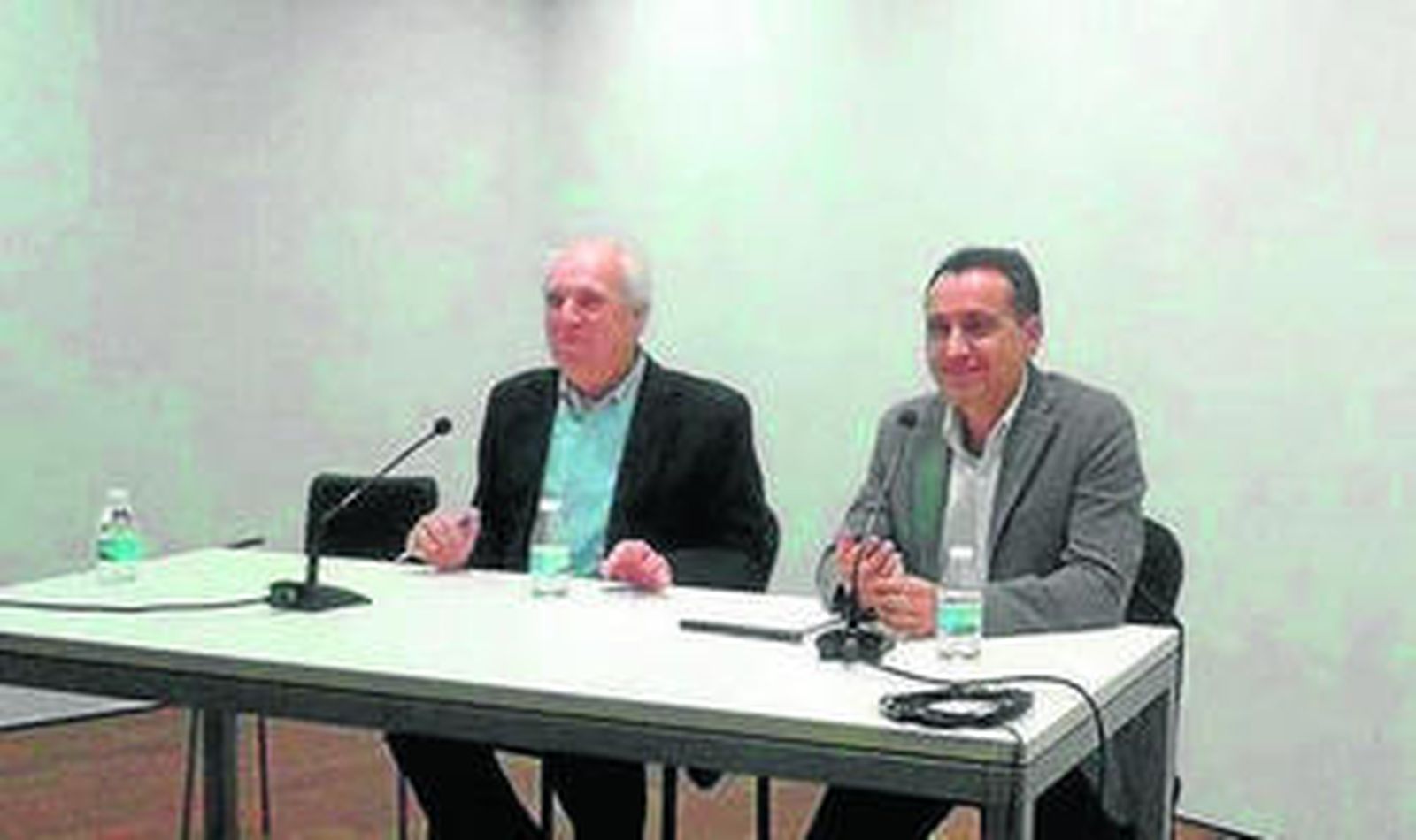 Eduardo Mendicutti acompañado de Fernando Martínez López.