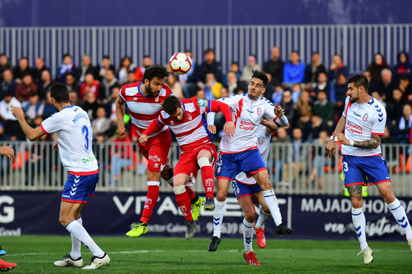 Germán Sánchez, que volvió a estar a gran nivel, despeja de cabeza.