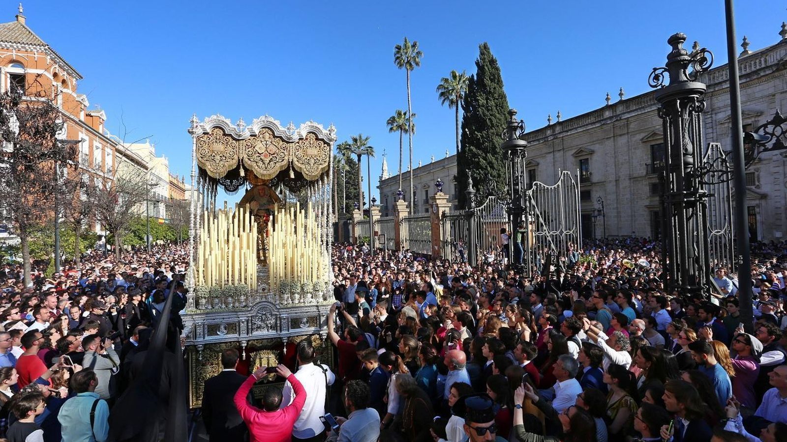 El palio de la Virgen de la Angustia por la calle San Fernando.