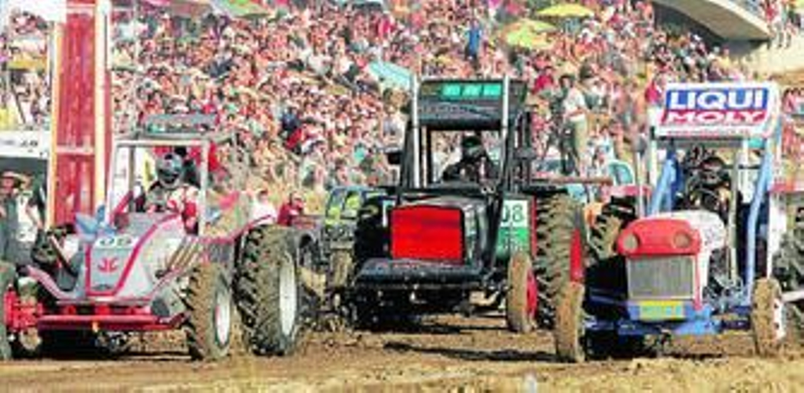 Los pilotos compiten ante la expectación de los asistentes en una edición anterior.