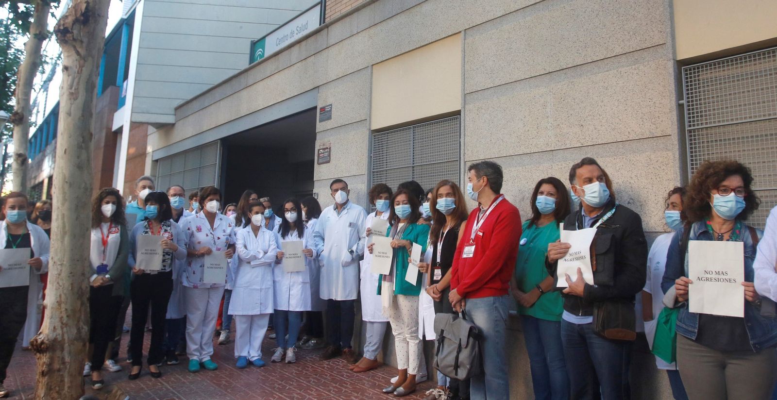 Concentración en la puerta del centro de salud Santa Rosa por la agresión a un celador.