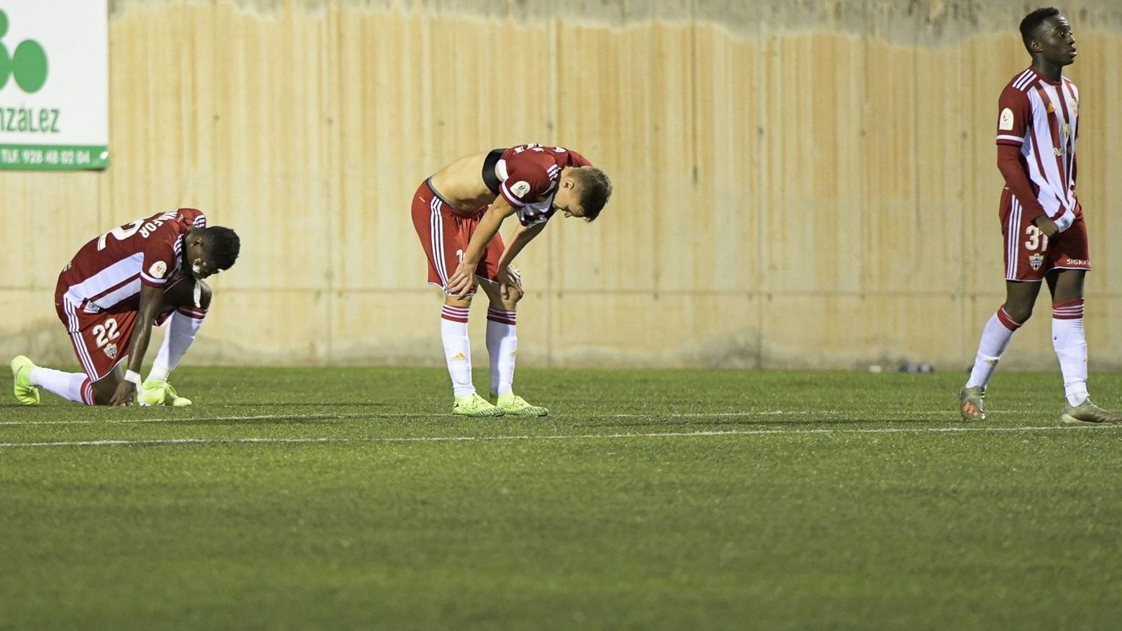 Los futbolistas rojiblancos hundidos tras caer contra el Tamaraceite.