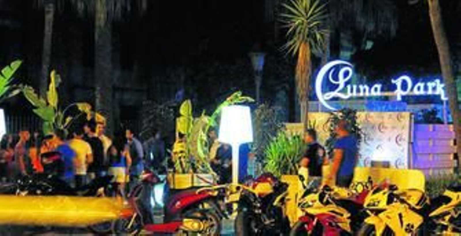 Un grupo de personas hacía cola el pasado jueves por la noche para acceder a la terraza Luna Park.