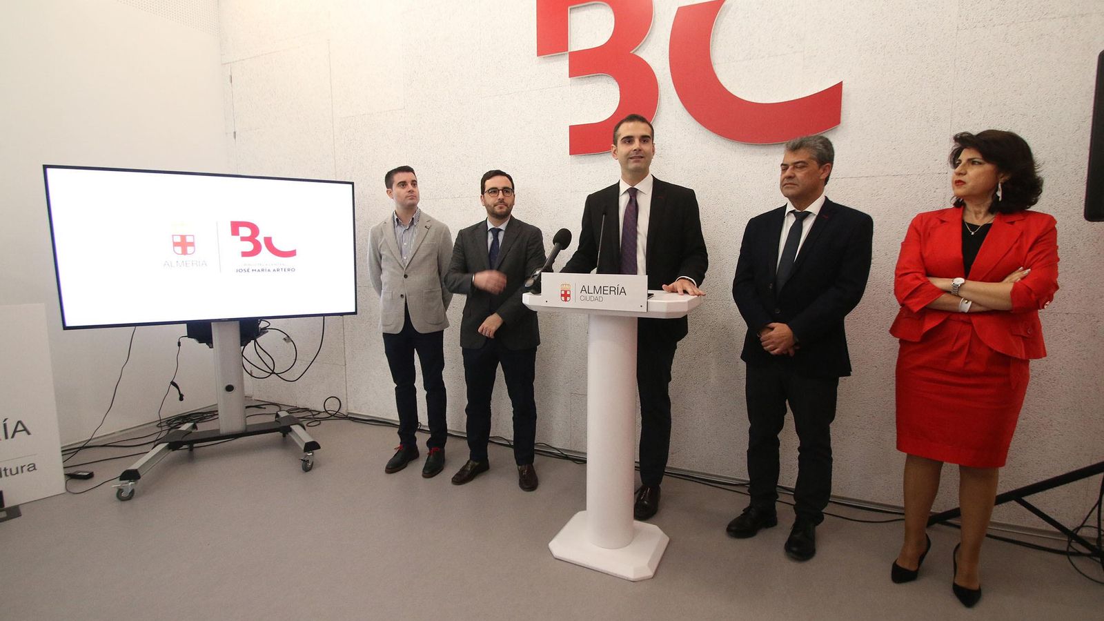 Al fondo, el logotipo de la Biblioteca