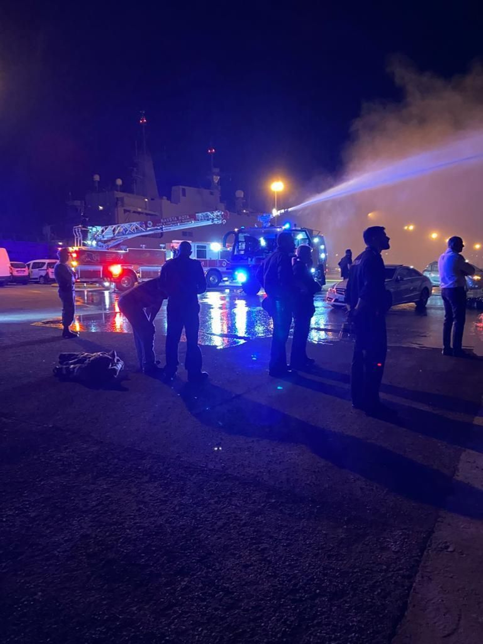 Imágenes del incendio en la fragata 'Santa María'