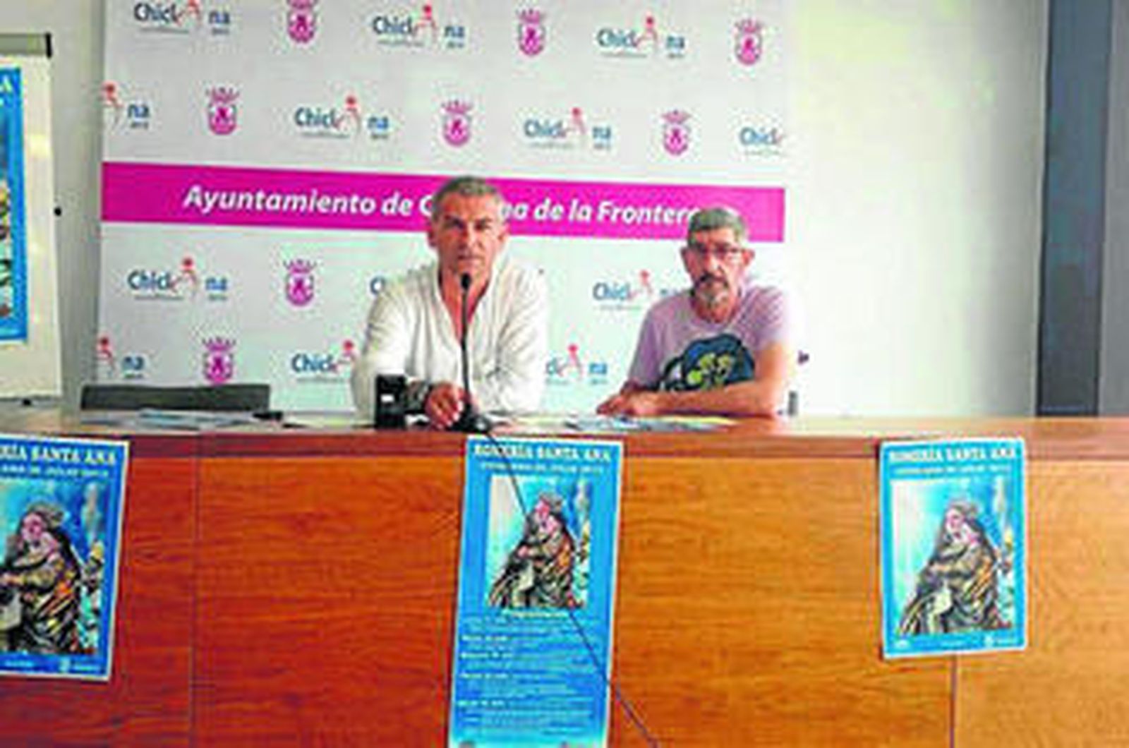 Juan Carmona y Cristóbal Delgado, ayer en el Ayuntamiento durante la presentación de los festejos.