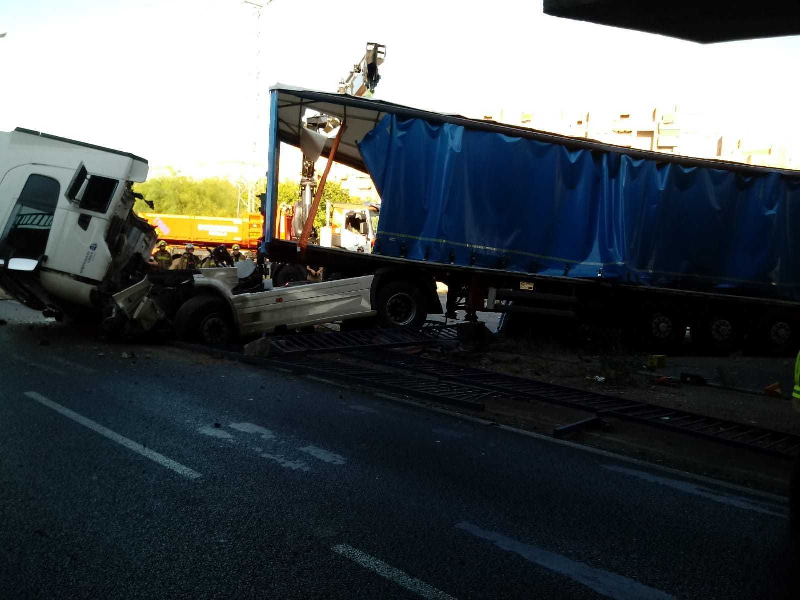 Las imágenes del camión accidentado en Montes Sierra
