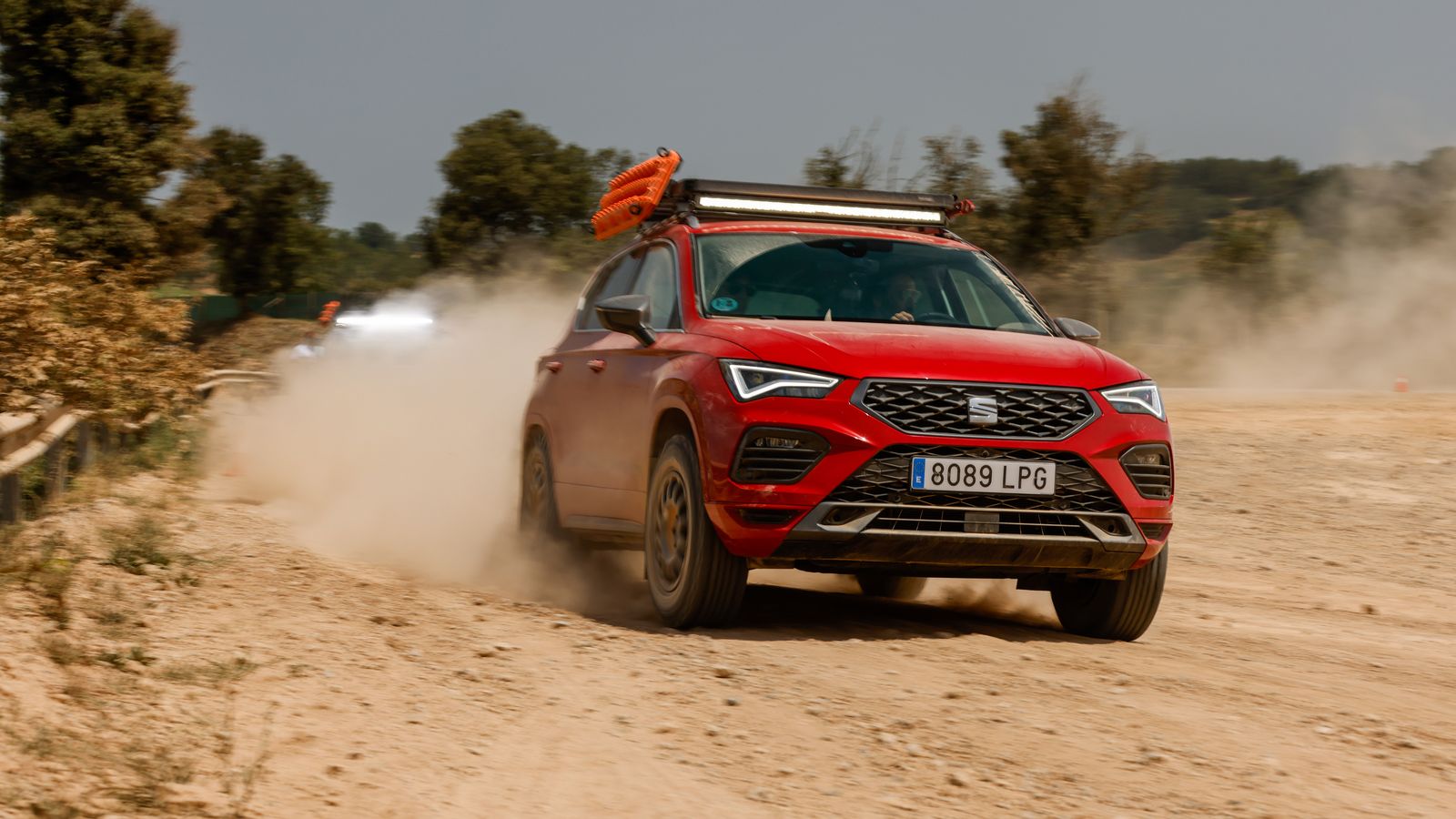 Buena parte del excelente comportamiento en pistas de tierra suelta procede del trabajo de los neumáticos en colaboración con la tracción total 4Drive.