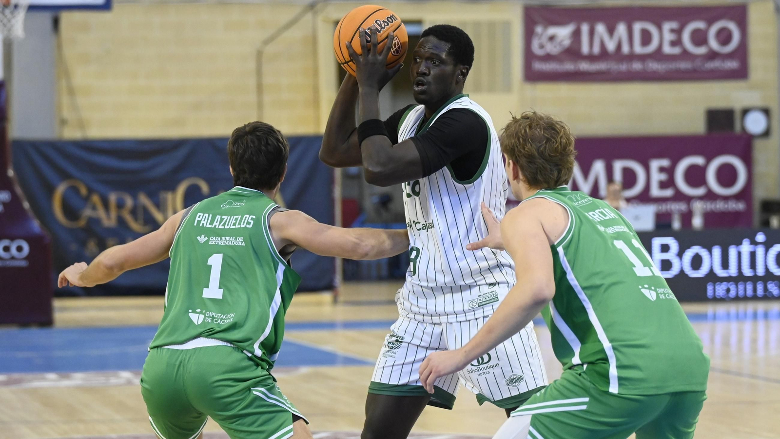 Ndiaye intenta finalizar un ataque del Coto Córdoba ante la oposición de dos jugadores del Cáceres.