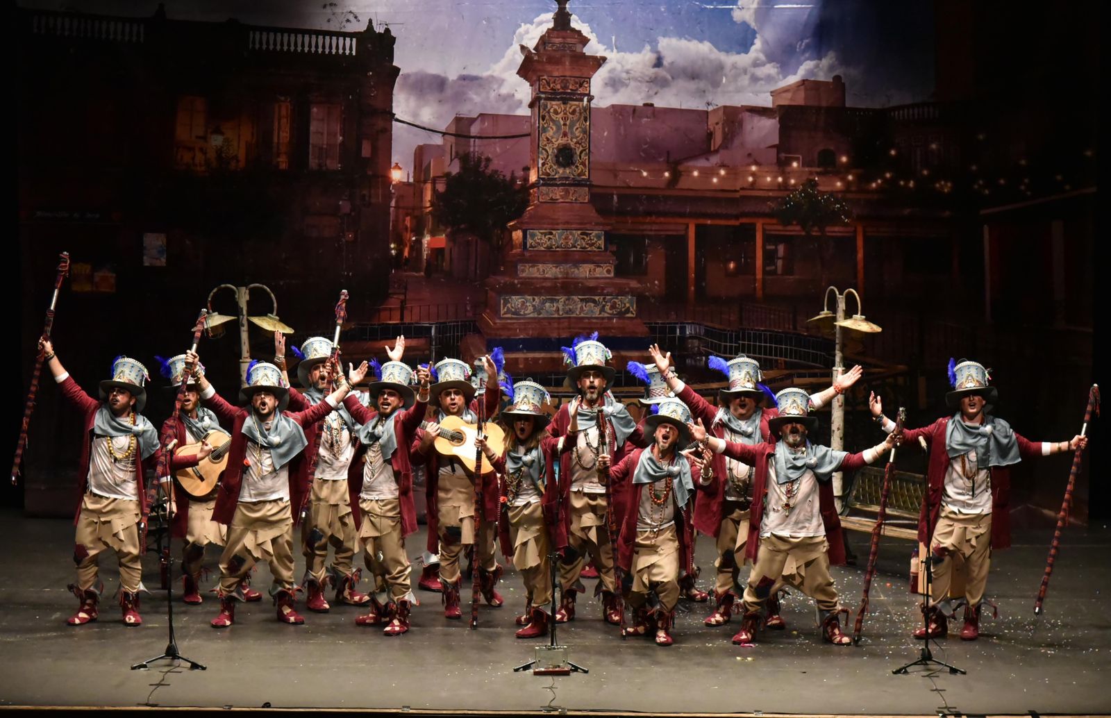 La comparsa 'Febrerillo el loco' durante su actuación de anoche en La Línea.