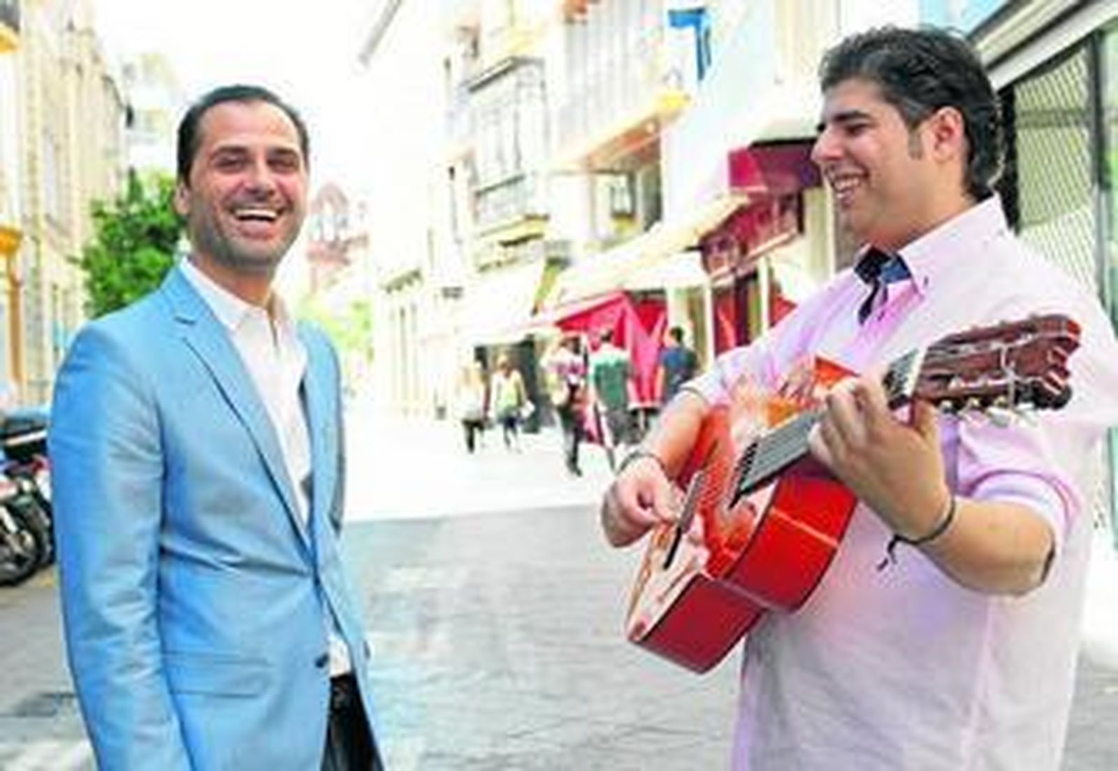 El cantaor David Carpio, acompañado de su "fiel escudero", el guitarrista Manuel Valencia.