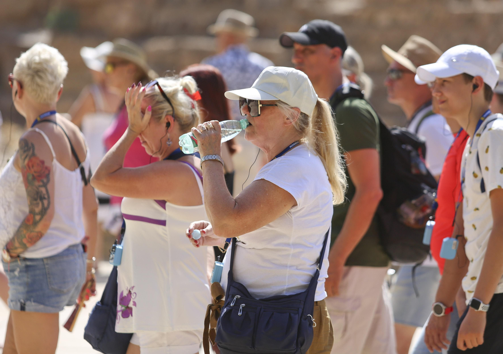 Un grupo de turistas  hace una visita guida por el centro de Málaga.