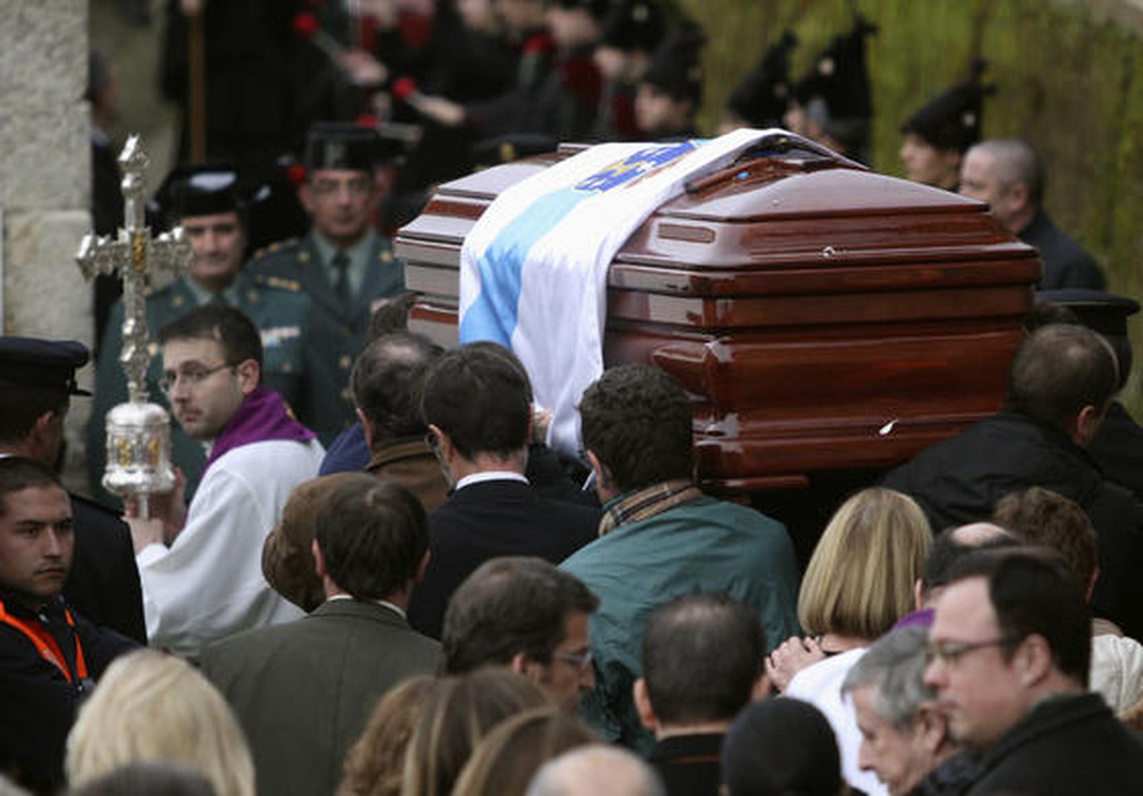 Los restos de Fraga por las calles de Perbes.

Foto: Efe/Reuters
