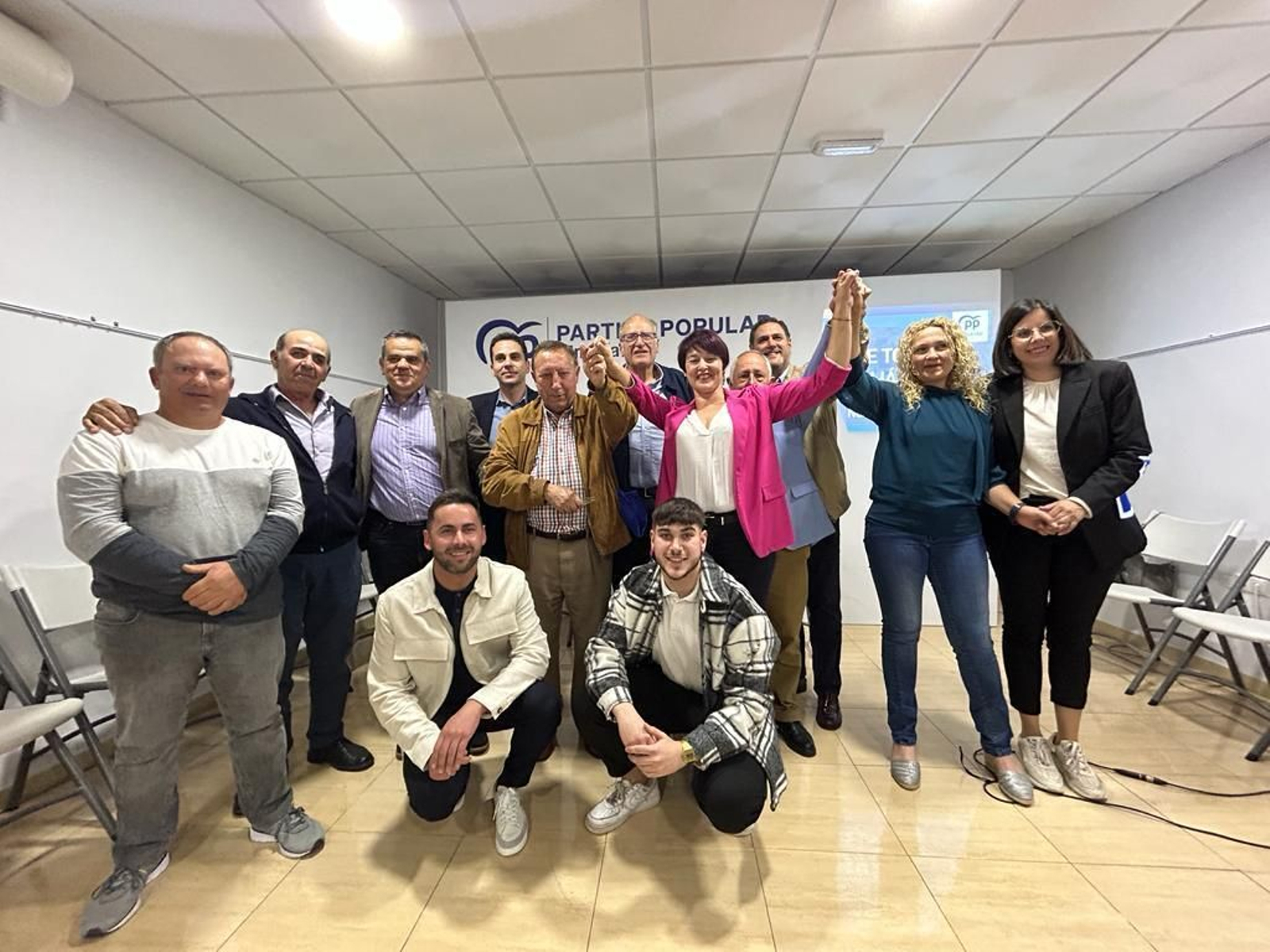 Toñi Urrutia arropada por su candidatura y cargos populares.