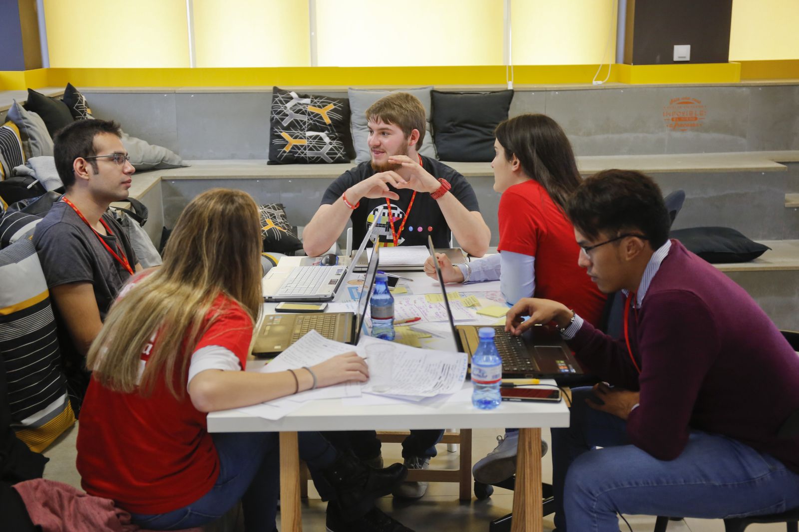 Equipo trabajando durante la jornada de ayer en el 'Green Ray'.