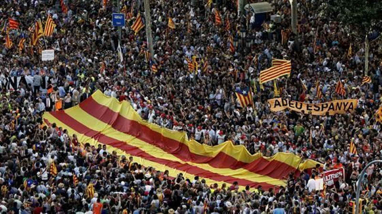 Más de un millón de personas marchan por las calles de Barcelona para protestar contra la sentencia del 'Estatut'. / EFE