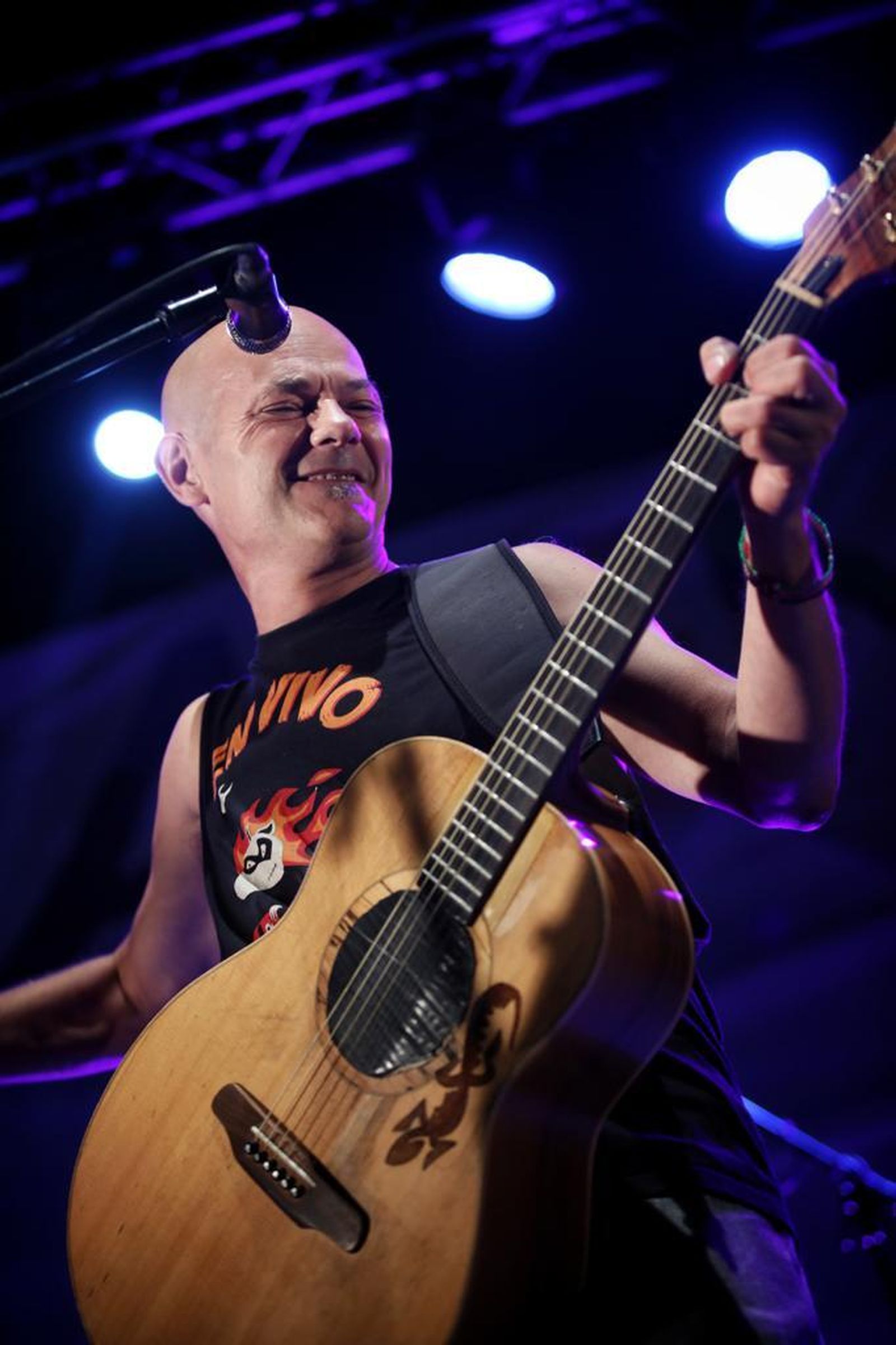Jesús Cifuentes, solista de la banda, durante el concierto.