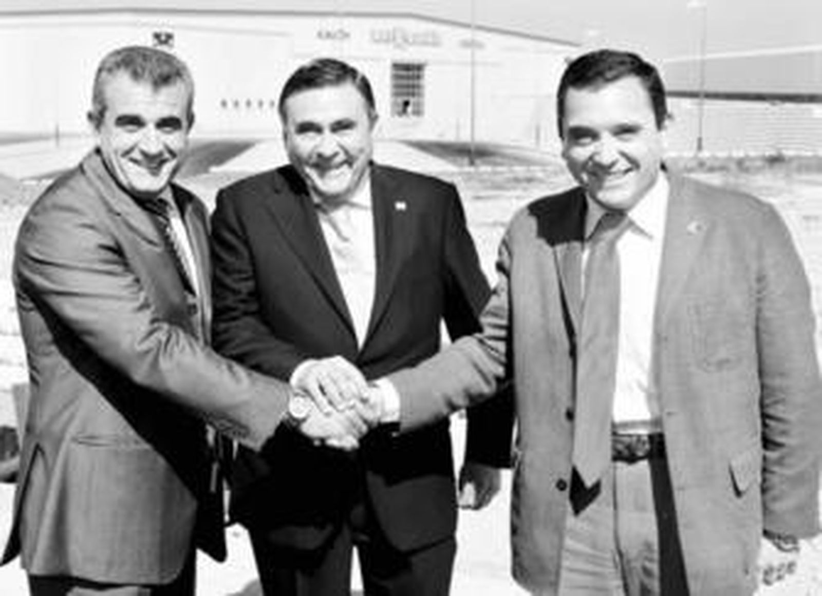 León, flanqueado por los alcaldes de Bollullos y Umbrete, ayer. Al fondo, el nuevo almacén.