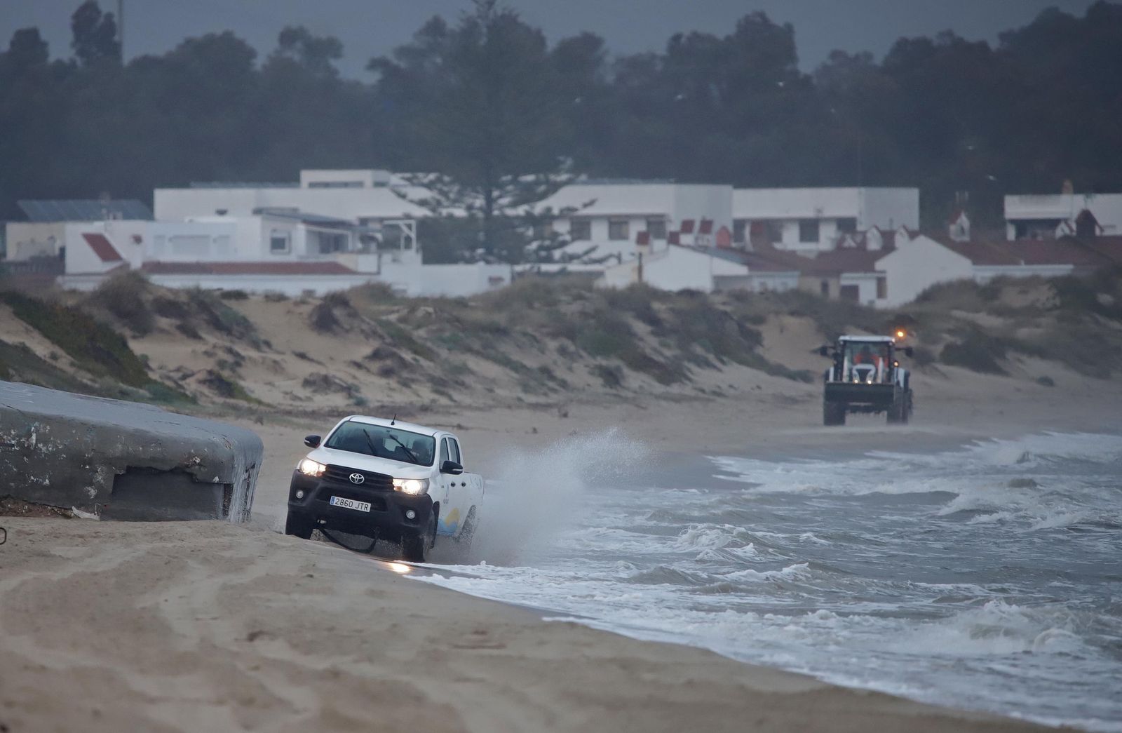 Fotos de la borrasca Joseph: Rachas de 100 km/h cierran el Estrecho y colapsan el Puerto de Algeciras