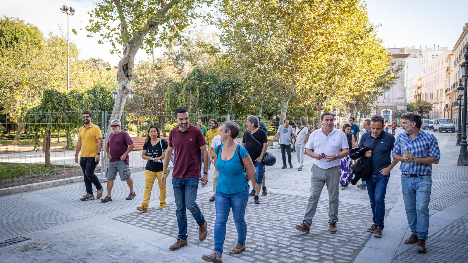 Martín Vila, durante la visita a las obras en compañía de colectivos sociales.